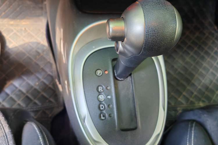 Used Infiniti ESQ 2014 1.6L Spontaneous Edition Gear Lever