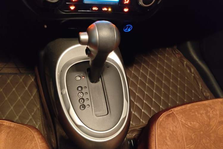 Used Infiniti ESQ 2014 1.6L Spontaneous Edition Gear Lever