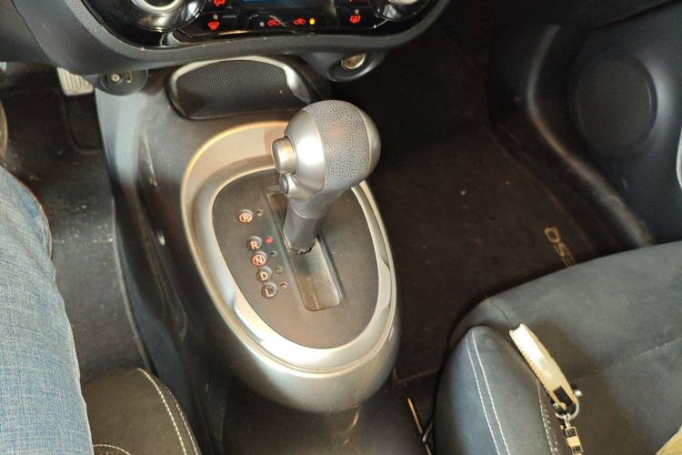 Used Infiniti ESQ 2014 1.6L Spontaneous Edition Gear Lever