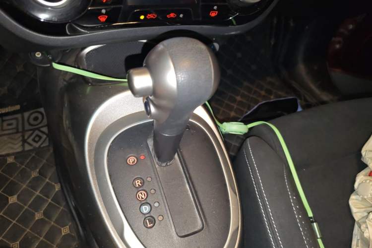 Used Infiniti ESQ 2014 1.6L Spontaneous Edition Gear Lever