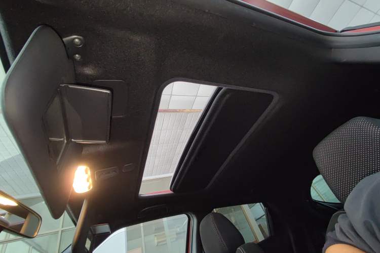 Used Infiniti ESQ 2014 1.6L Spontaneous Edition Headliner