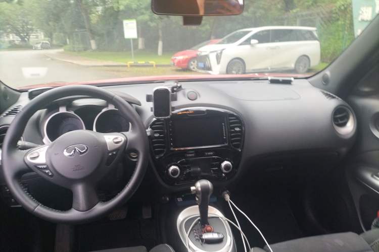 Used Infiniti ESQ 2014 1.6L Spontaneous Edition Headliner