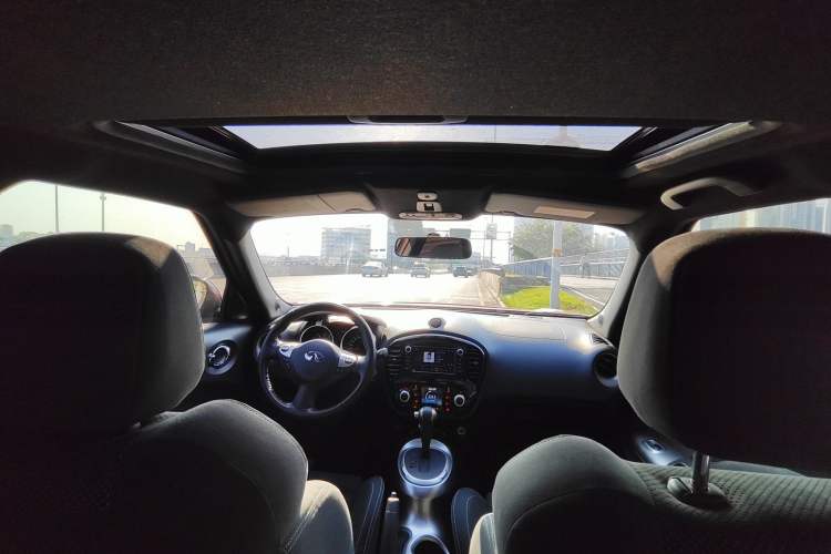 Used Infiniti ESQ 2014 1.6L Spontaneous Edition Interior 2