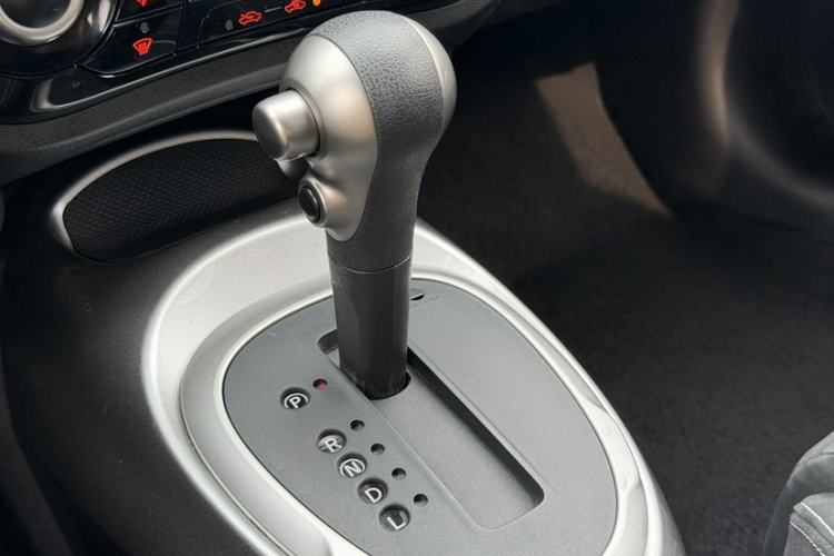 Used Infiniti ESQ 2014 1.6L Spontaneous Edition Interior 6