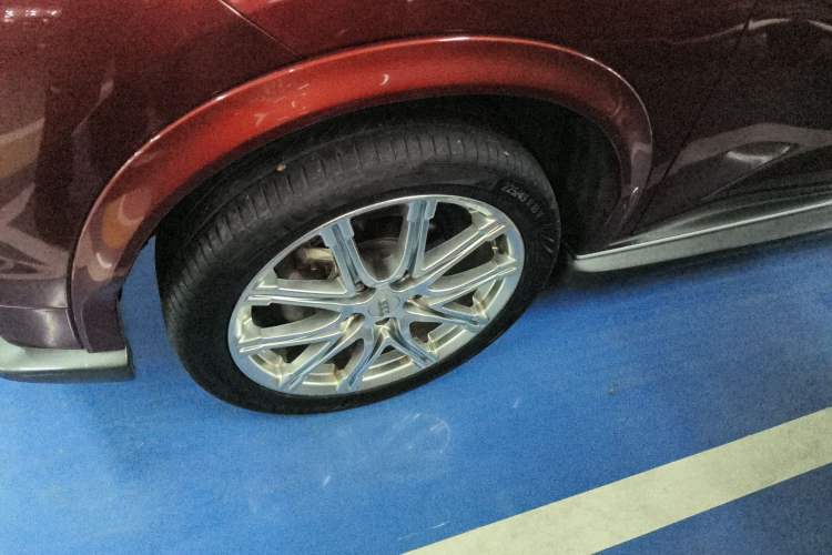 Used Infiniti ESQ 2014 1.6L Spontaneous Edition Left Front Wheel Hub