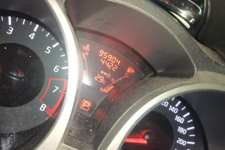 Used Infiniti ESQ 2014 1.6L Spontaneous Edition Odometer Close Up