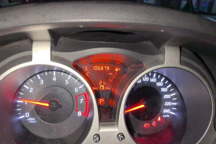 Used Infiniti ESQ 2014 1.6L Spontaneous Edition Odometer Close Up