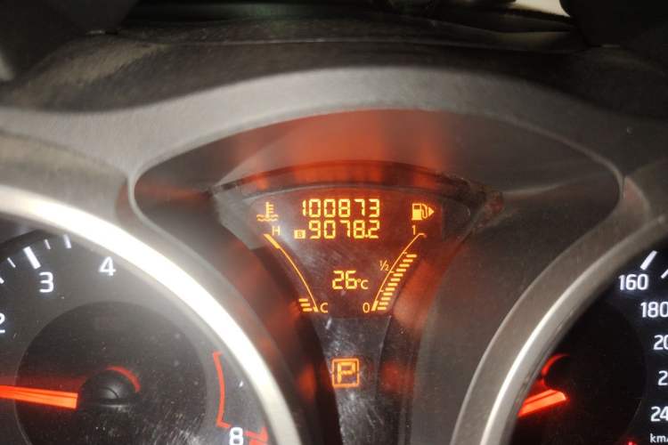 Used Infiniti ESQ 2014 1.6L Spontaneous Edition Odometer Close Up