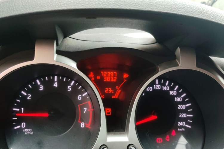 Used Infiniti ESQ 2014 1.6L Spontaneous Edition Odometer Close Up