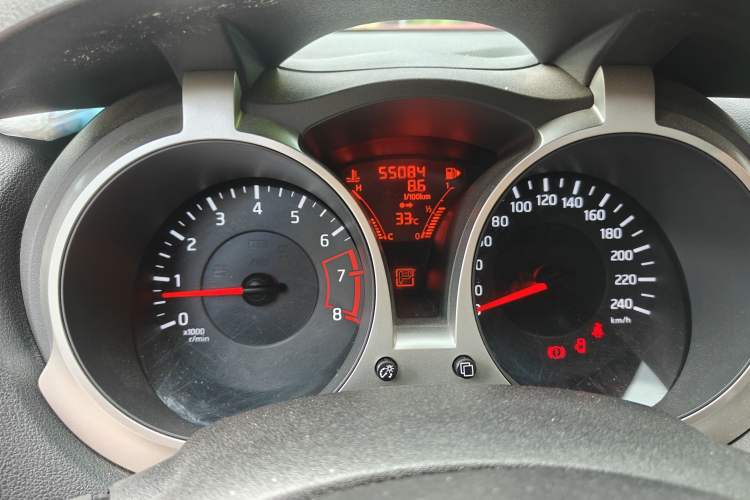 Used Infiniti ESQ 2014 1.6L Spontaneous Edition Odometer Close Up