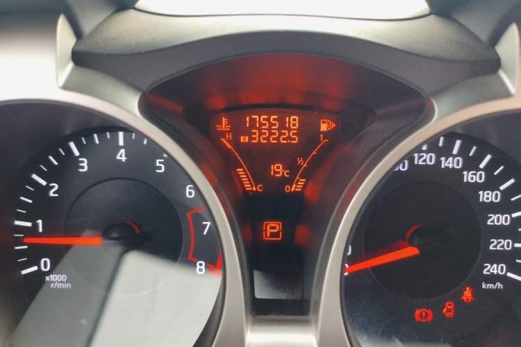 Used Infiniti ESQ 2014 1.6L Spontaneous Edition Odometer Close Up