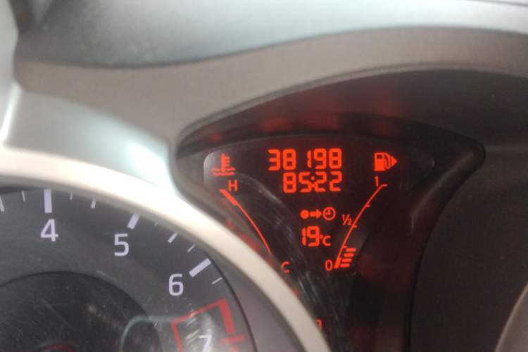 Used Infiniti ESQ 2014 1.6T Dynamic Edition Odometer Close Up