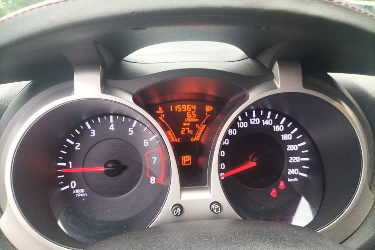 Used Infiniti ESQ 2014 1.6L Spontaneous Edition Odometer Close Up