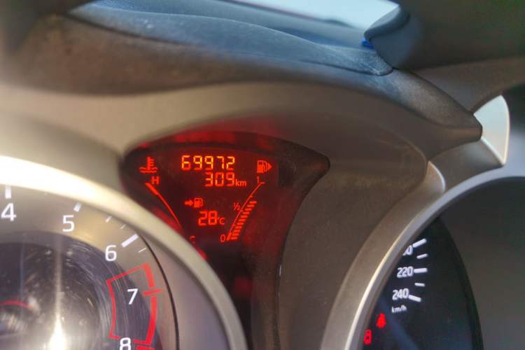 Used Infiniti ESQ 2014 1.6L Luxury Edition Odometer Close Up