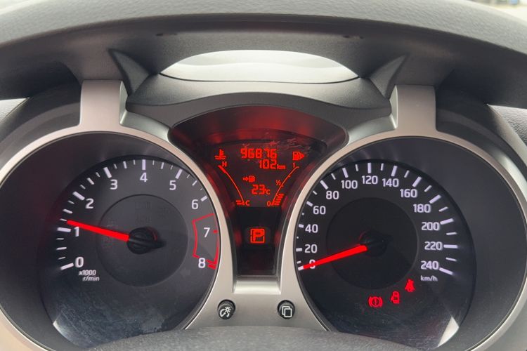 Used Infiniti ESQ 2014 1.6L Spontaneous Edition Odometer Close Up