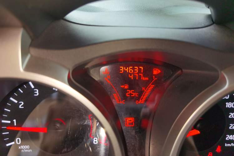 Used Infiniti ESQ 2014 1.6L Spontaneous Edition Odometer Close Up