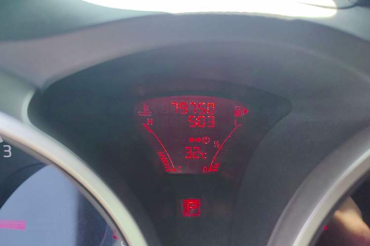 Used Infiniti ESQ 2014 1.6L Luxury Edition Odometer Close Up