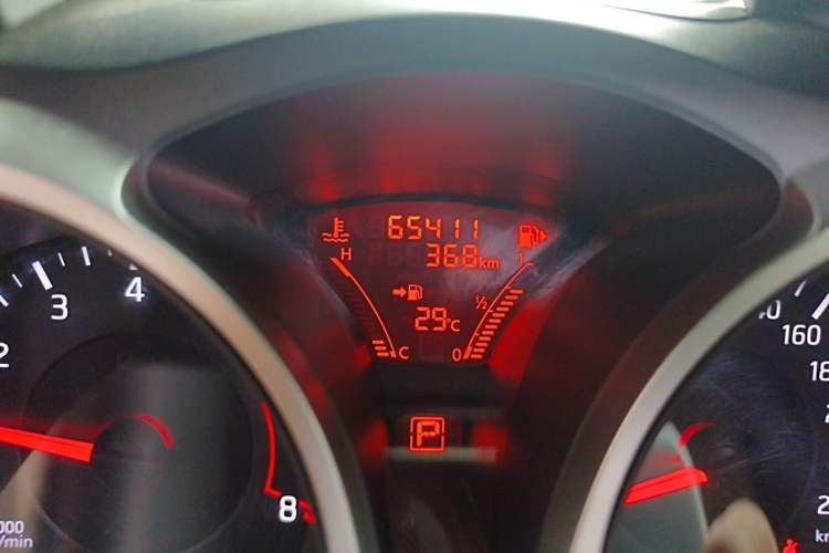 Used Infiniti ESQ 2014 1.6L Luxury Edition Odometer Close Up