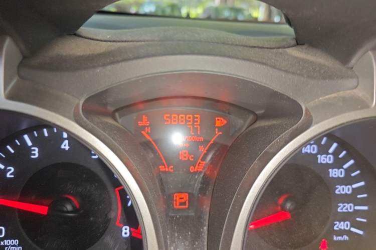 Used Infiniti ESQ 2014 1.6L Spontaneous Edition Odometer Close Up