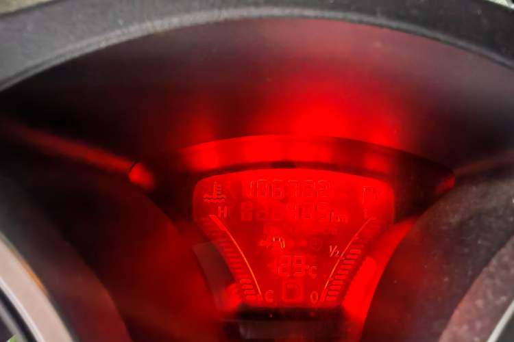Used Infiniti ESQ 2014 1.6L Spontaneous Edition Odometer Close Up