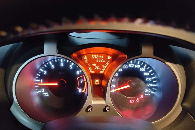 Used Infiniti ESQ 2014 1.6L Spontaneous Edition Odometer Close Up