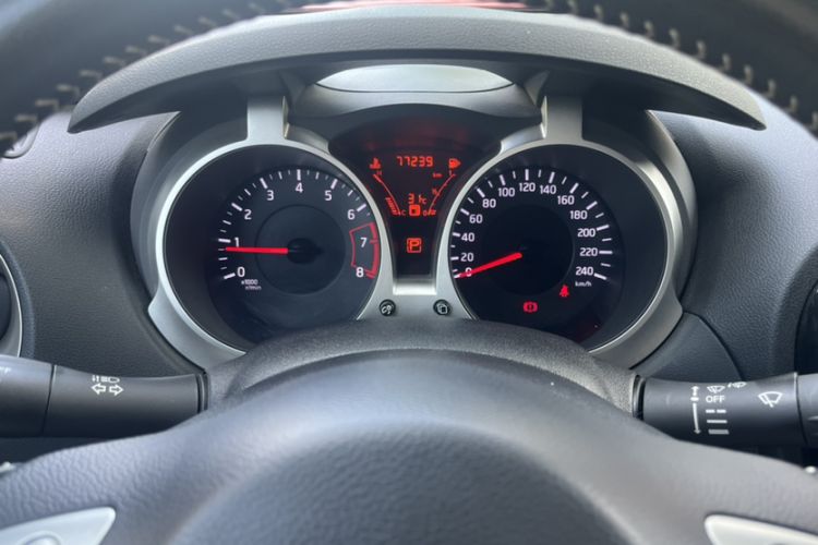 Used Infiniti ESQ 2014 1.6L Spontaneous Edition Odometer Close Up
