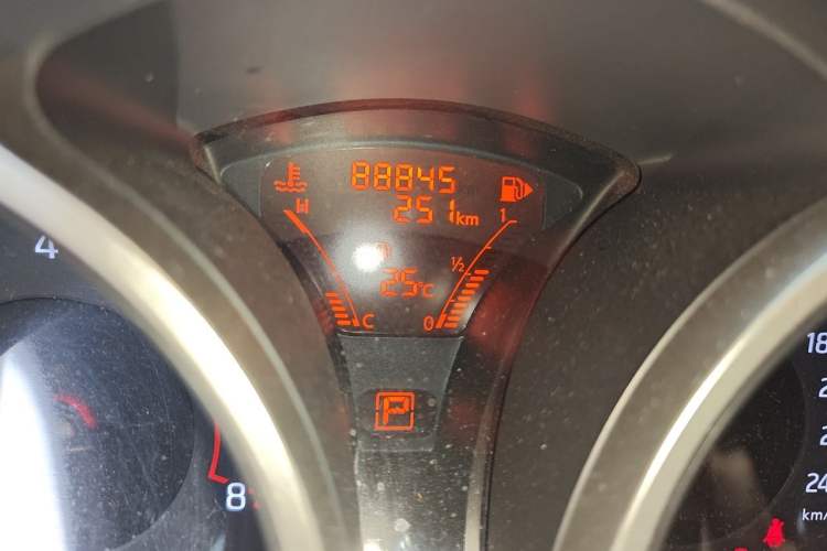 Used Infiniti ESQ 2014 1.6L Spontaneous Edition Odometer Close Up