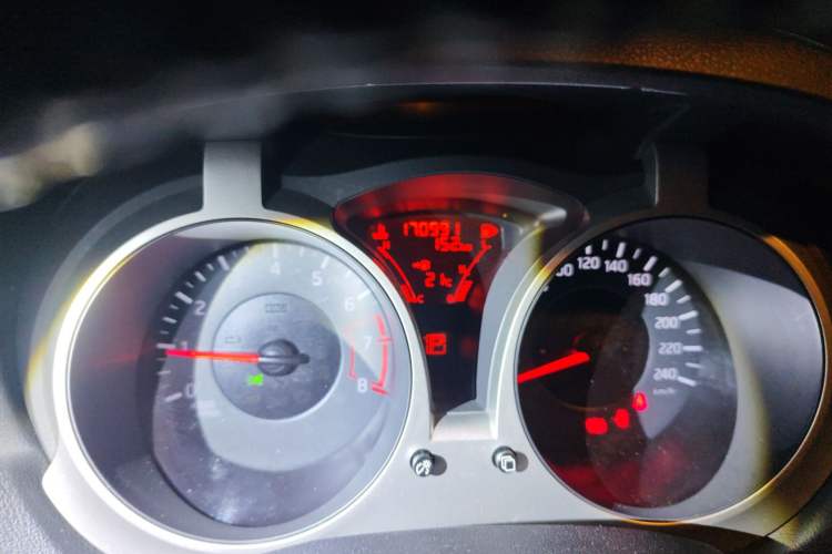 Used Infiniti ESQ 2014 1.6L Spontaneous Edition Odometer Close Up
