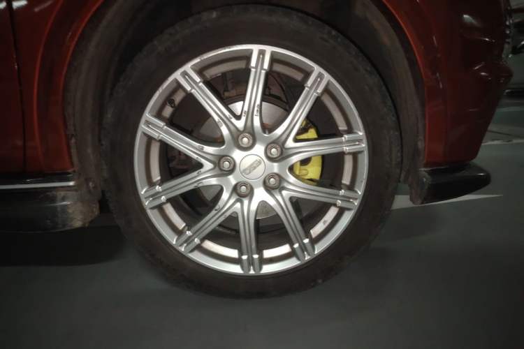 Used Infiniti ESQ 2014 1.6L Spontaneous Edition Right Front Wheel Hub