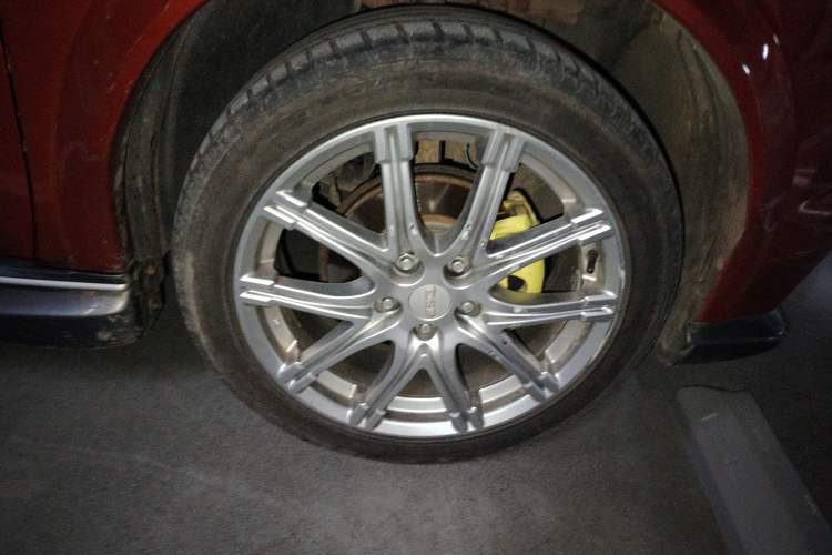 Used Infiniti ESQ 2014 1.6L Spontaneous Edition Right Front Wheel Hub