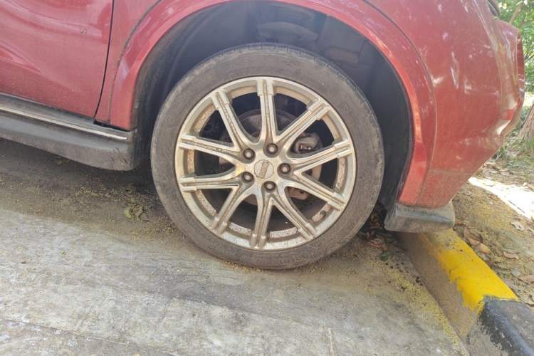 Used Infiniti ESQ 2014 1.6L Spontaneous Edition Right Front Wheel Hub