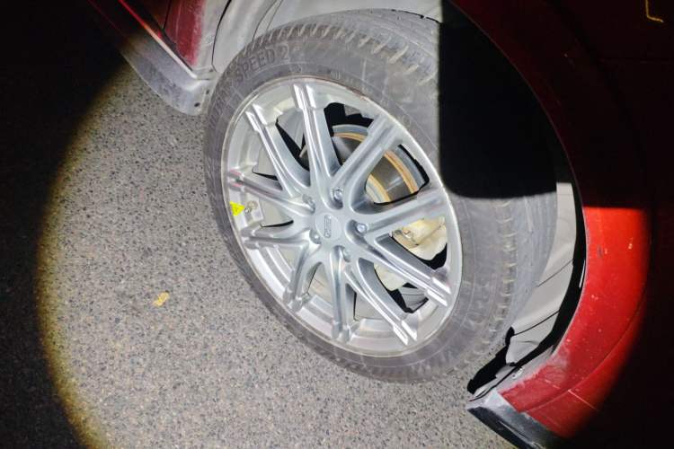 Used Infiniti ESQ 2014 1.6L Spontaneous Edition Right Front Wheel Hub