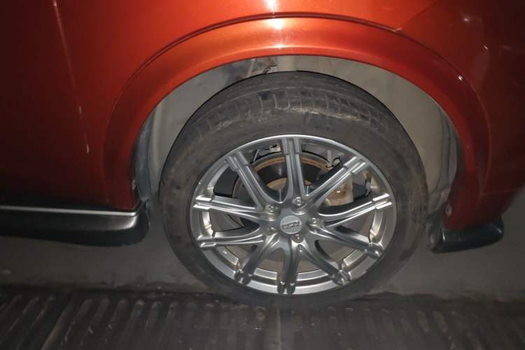Used Infiniti ESQ 2014 1.6L Spontaneous Edition Right Front Wheel Hub