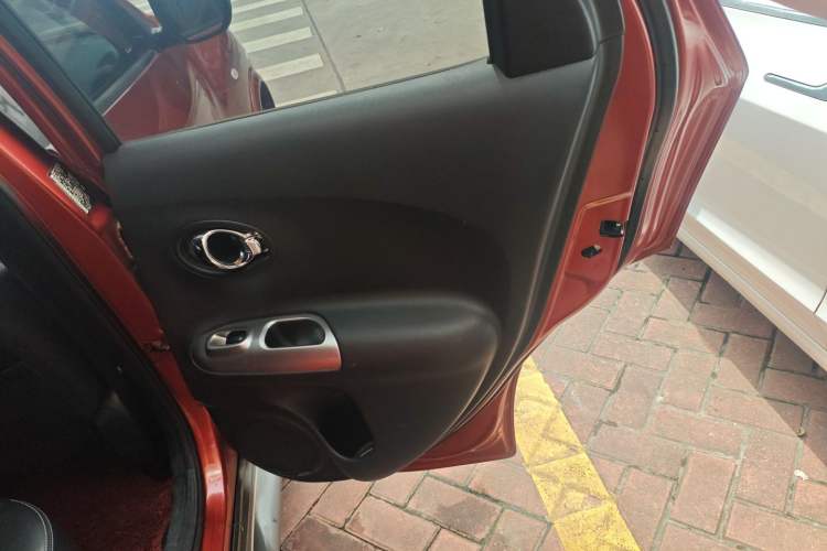 Used Infiniti ESQ 2014 1.6L Luxury Edition Right Rear Door Interior