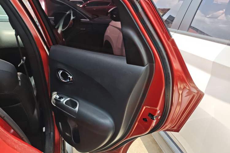 Used Infiniti ESQ 2014 1.6L Luxury Edition Right Rear Door Interior