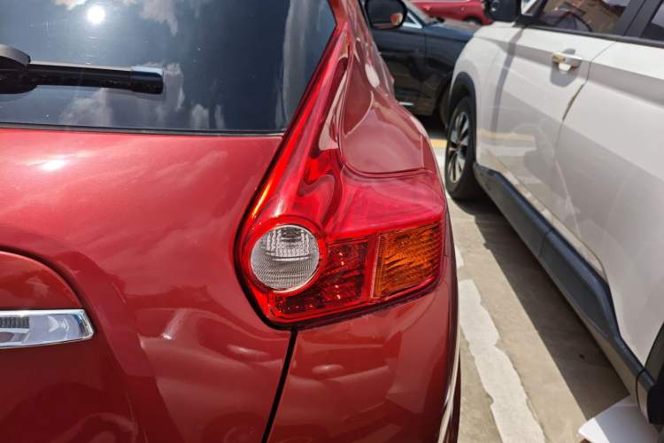 Used Infiniti ESQ 2014 1.6L Luxury Edition Right Rear Taillight