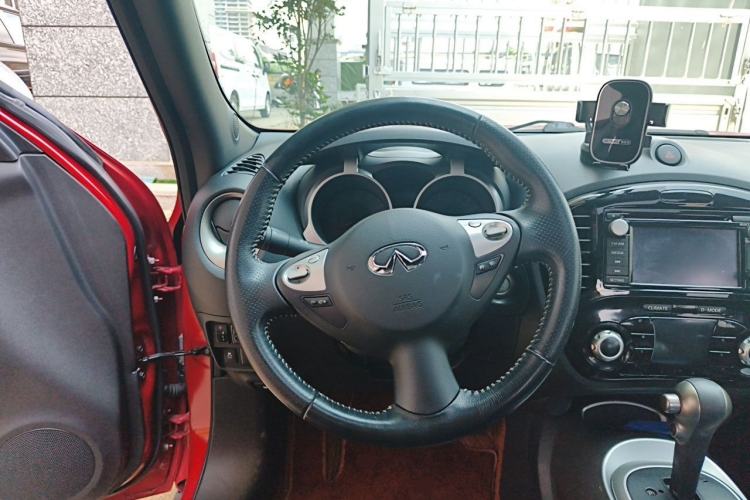 Used Infiniti ESQ 2014 1.6L Luxury Edition Steering Wheel