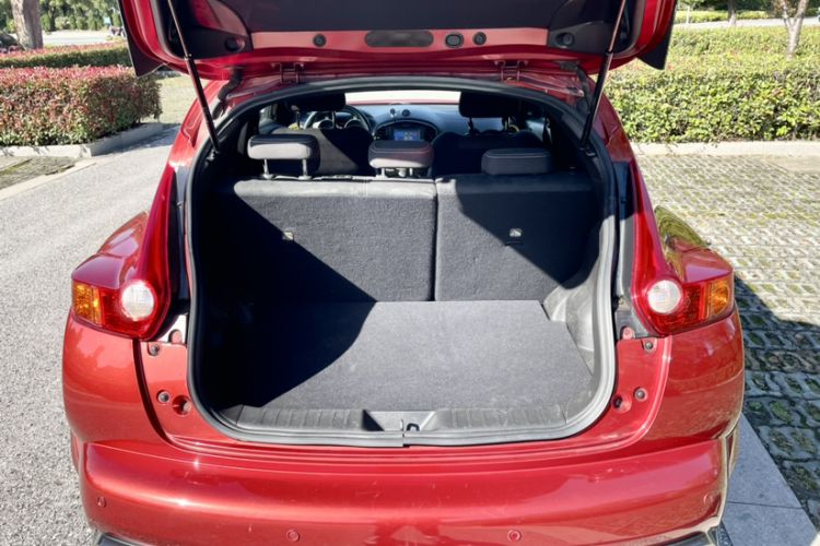 Used Infiniti ESQ 2014 1.6L Spontaneous Edition Trunk