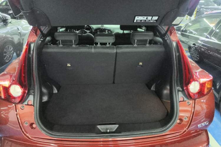 Used Infiniti ESQ 2014 1.6L Spontaneous Edition Trunk