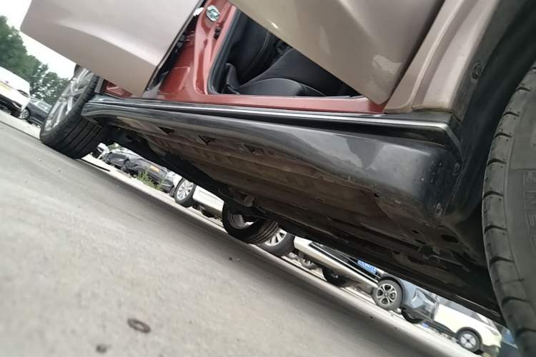 Used Infiniti ESQ 2014 1.6L Spontaneous Edition Right Side Sill
