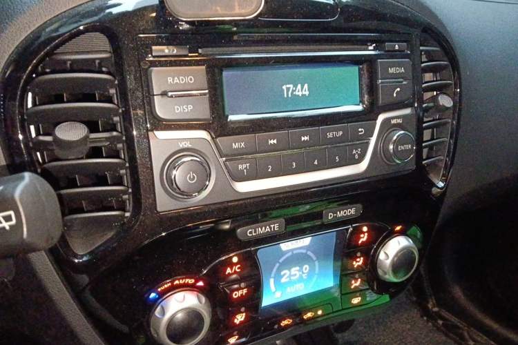 Used Infiniti ESQ 2014 1.6L Spontaneous Edition Audio And AC Panel