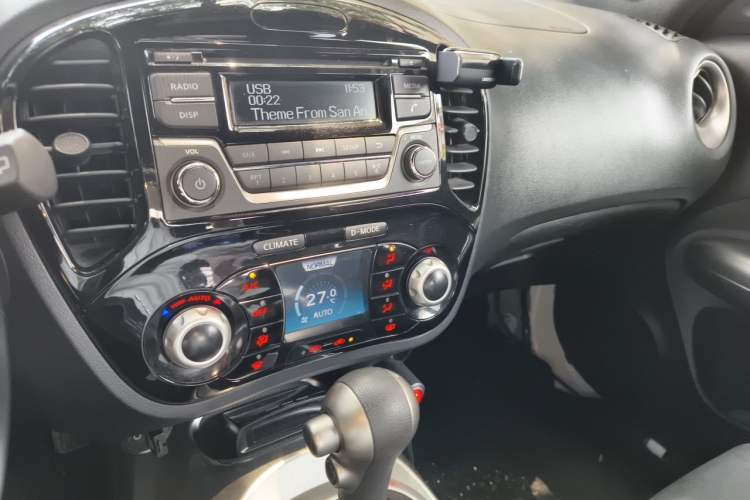 Used Infiniti ESQ 2014 1.6L Spontaneous Edition Audio And AC Panel
