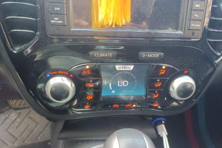 Used Infiniti ESQ 2014 1.6L Spontaneous Edition Audio And AC Panel