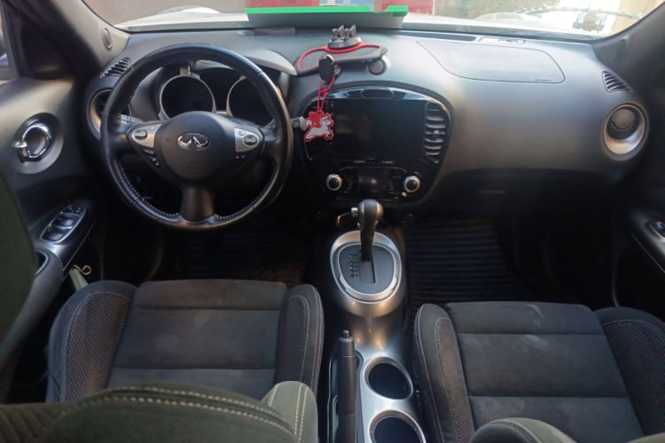 Used Infiniti ESQ 2014 1.6L Spontaneous Edition Center Console