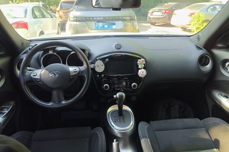 Used Infiniti ESQ 2014 1.6L Spontaneous Edition Center Console