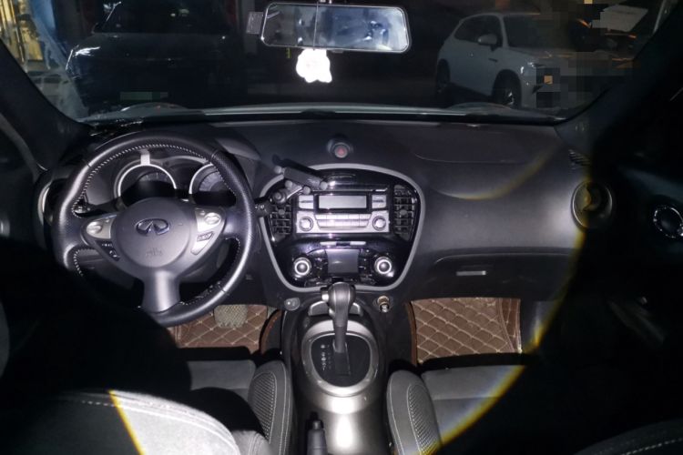 Used Infiniti ESQ 2014 1.6L Spontaneous Edition Center Console