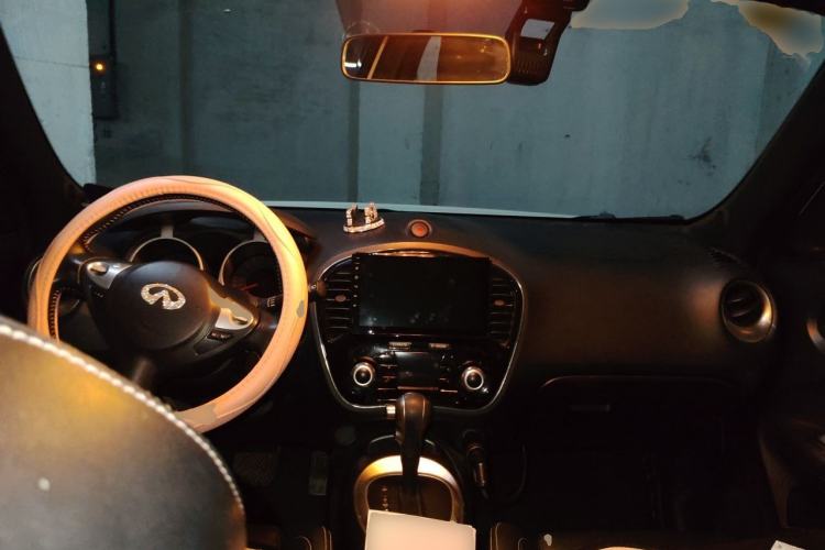 Used Infiniti ESQ 2014 1.6L Luxury Edition Center Console