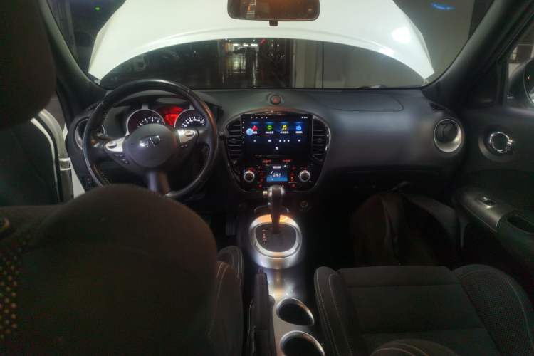 Used Infiniti ESQ 2014 1.6L Spontaneous Edition Center Console