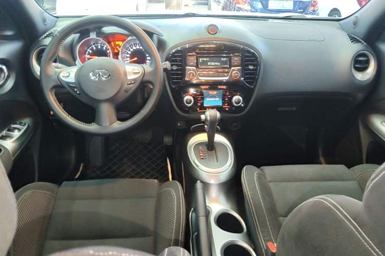 Used Infiniti ESQ 2014 1.6L Spontaneous Edition Center Console