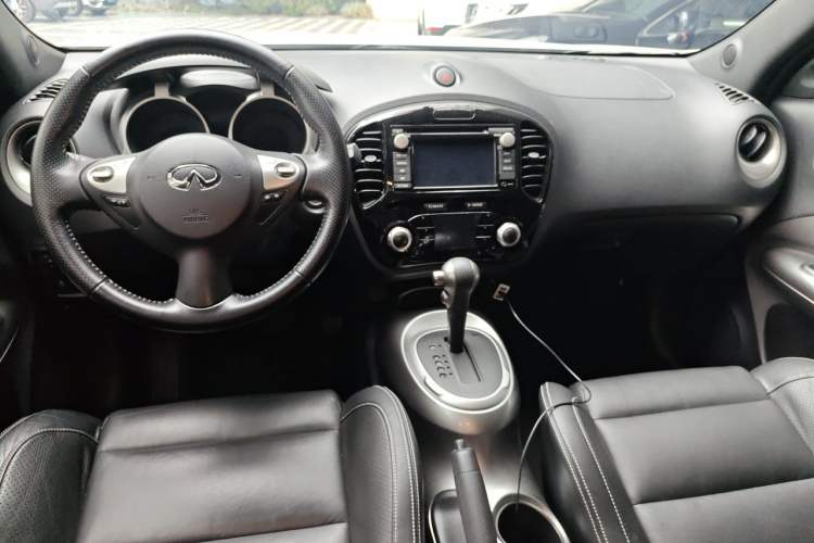 Used Infiniti ESQ 2014 1.6L Luxury Edition Center Console